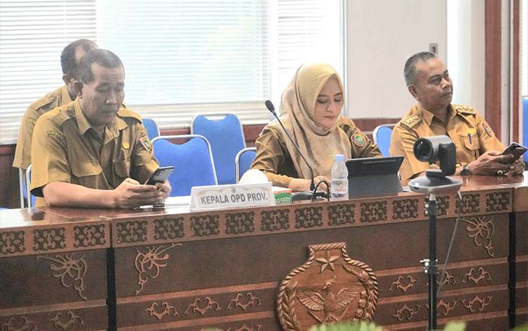 Peserta Rakor Pengendalian Inflasi bersama Plt. Sekjen Kemendagri RI secara virtual dari ruang Rapat Bajakah, Senin, 22 Juli 2024. (FOTO: RIZALDI/TOMY)
