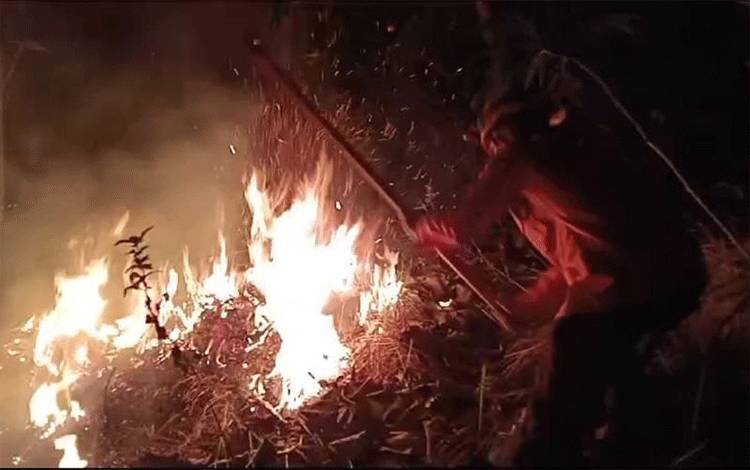 Petugas Padamkan Kebakaran Hutan Gunung Jaaz Trenggalek