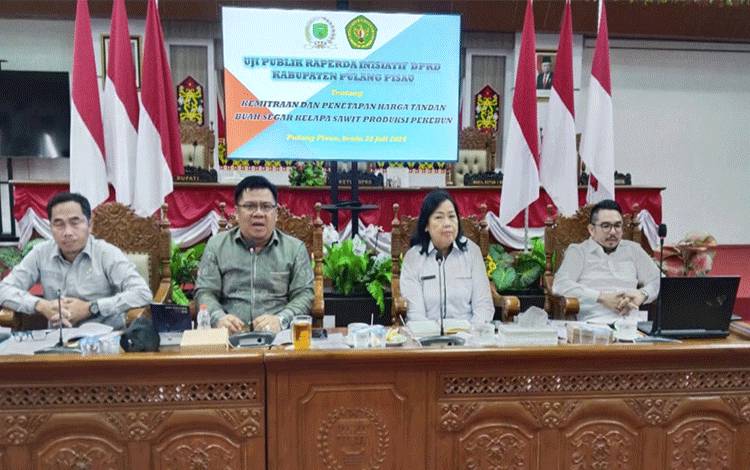 DPRD Pulpis Uji Publik Raperda Inisiatif Penetapan Harga TBS Kelapa Sawit Produksi Pekebun