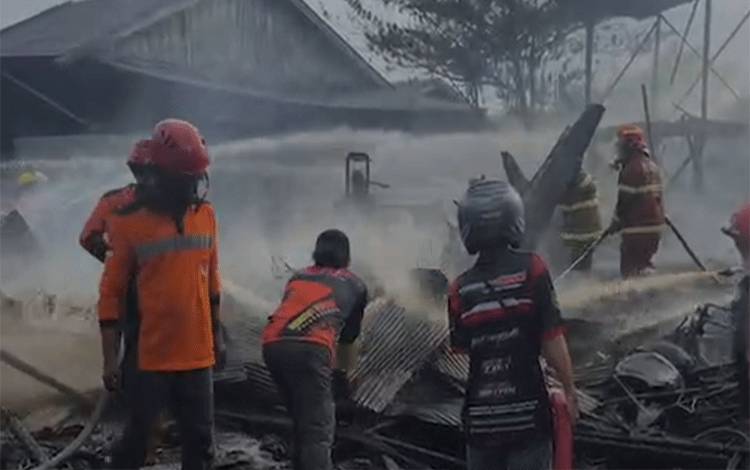 Sebuah Bengkel di Palangka Raya Ludes Terbakar