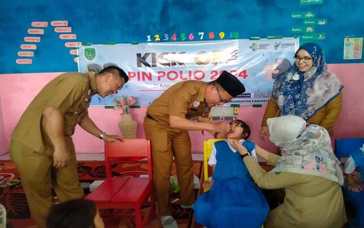 Sekda Sukamara, Rendi Lesmana memberikan tetasn vaksin polio kepada siswi TP Pembina 2, Selasa, 23 Juli 2024. (FOTO:NORHASANAH)