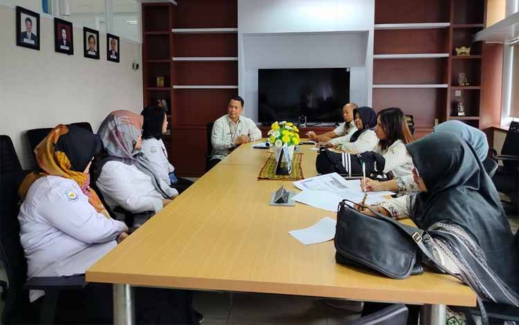 Kepala Dinas Perikanan Seruyan, Halidah ?bersama jajaran saat berada di Kantor Direktorat Jenderal Perikanan Budidaya Kementerian Kelautan dan Perikanan (Foto : Ist)