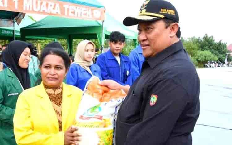 Dukung Program Pemprov Kalteng, Pj Bupati Barito Utara Hadiri Pasar Murah