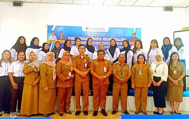 Kepala Disnakertranskop UKM Barito Utara, M Mastur foto bersama para Kabid dan peserta pelatihan tata rias salon, di aula Disnakertranskop UKM setempat, Selasa, 23 Juli 2024. (Foto: Dhani)