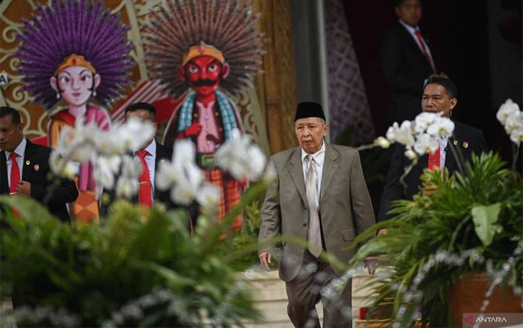 Mantan Wakil Presiden Hamzah Haz meninggalkan lokasi Sidang Tahunan MPR dan Sidang Bersama DPR - DPD Tahun 2023 di Gedung Nusantara, Kompleks Parlemen, Senayan, Jakarta, Rabu (16/8/2023). ANTARA FOTO/Aditya Pradana Putra/aww.