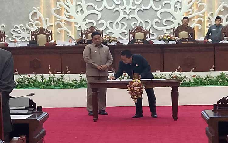 Wakil Gubernur Kalteng Edy Pratowo saat menyaksikan Ketua DPRD Kalteng Wiyatno menandatangani kesepakatan bersama terkait empat rancangan peraturan daerah (Raperda) untuk disahkan menjadi peraturan daerah (Perda), Rabu, 24 Juli 2024 (Foto : PATHUR)