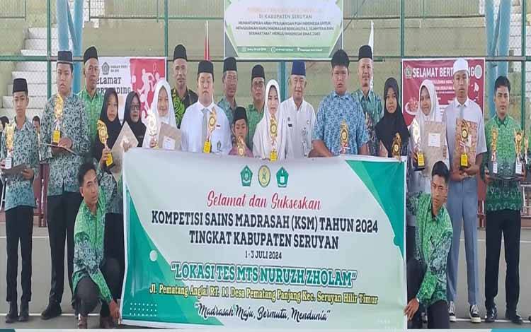Asisten Administrasi Umum Setda Seruyan, Sugian Noor foto bersama usai menyerahkan penghargaan kepada pemenang Kompetisi Sains Madrasah Tingkat Kabupaten Seruyan (Foto : Ist)