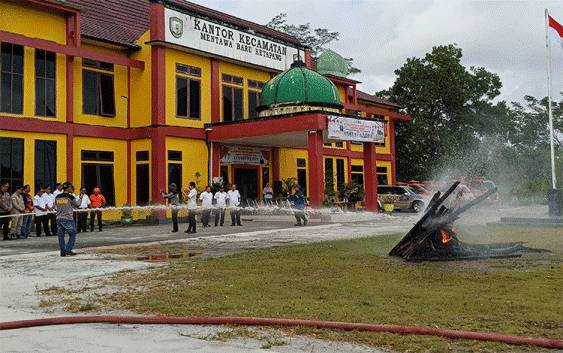 Simulasi pemadaman kebakaran di Halaman Kantor Kecamatan Mentawa Baru Ketapang, Rabu, 24 Juli 2024. (FOTO: DEWIP)