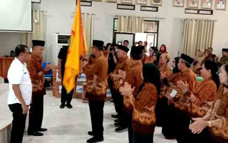 Pj Sekda Barito Utara, Drs Jufriansyah saat menghadiri pengukuhan pengurus PWRI periode 2024-2029 yang di kukuhkan oleh Ketua PWRI Provinsi Kalimantan Tengah, Ir Sifet Hermanto di aula BappedaLitbang, Rabu 24 Juli 2024. (Foto: Dhani)