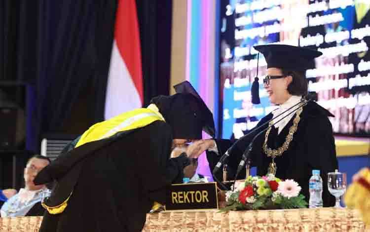 ?Ketua TP-PKK Provinsi Kalteng Ivo Sugianto Sabran saat mengikuti Upacara wisuda Program Pascasarjana UGM, Rabu, 24 Juli 2024. (FOTO: ASEP)