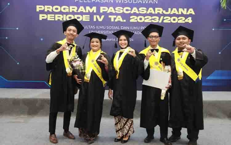 Ketua TP-PKK Provinsi Kalteng Ivo Sugianto Sabran bersama wisudawan FISIPOL UGM lainnya, di UGM, Rabu, 24 Juli 2024. (FOTO: ASEP)