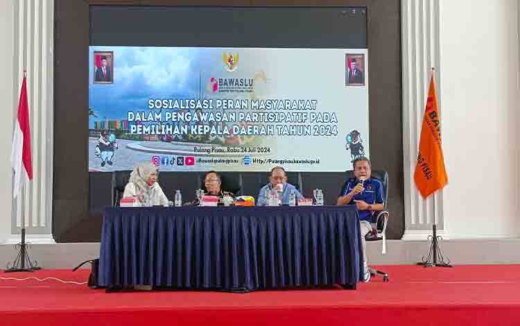 Pemateri perwakilan Persatuan wartawan Indonesia Suratman saat paparan materi (FOTO:RETHA)