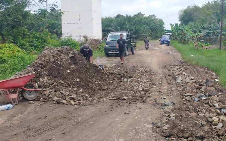 Jalan Penghubung 3 Desa di Kecamatan Pandih Batu Perlu Perhatian Pemerintah Daerah