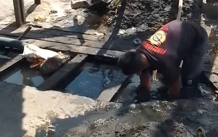 Tim Penyelamatan Diskarmat Palangka Raya Bersihkan Drainase di Jalan Sethadji untuk Mencegah Genangan Air