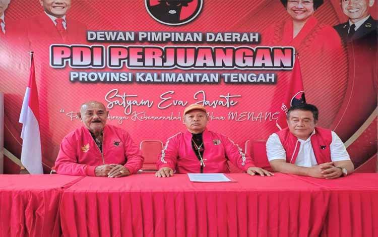 Wakil Ketua Bidang Kehormatan Partai DPD PDIP Kalteng Emanuel Milo Mawo (tengah) bersama jajaran saat memberikan keterangan kepada awak media di Kantor DPD PDIP Kalteng, Kamis, 25 Juli 2024. (FOTO: IST)