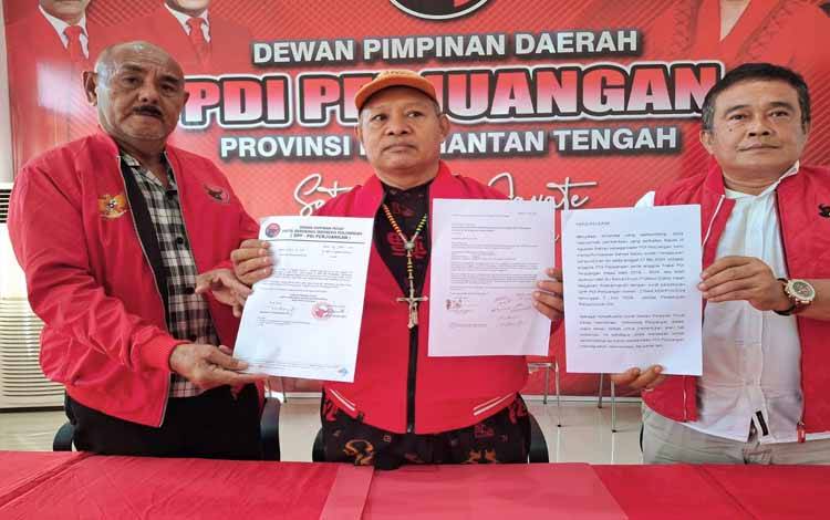 Jajaran DPD Partai Demokrasi Indonesia atau PDI Perjuangan Provinsi Kalimantan Tengah menunjukkan surat persetujuan pengunduran diri Agustiar Sabran dari anggota sekaligus Fraksi PDIP di DPR RI pada Kamis, 25 Juli 2024.(FOTI: Istimewa)