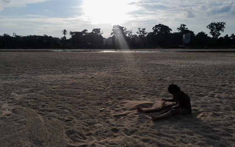 Kondisi Keringnya Air Sungai Kahayan Desa Pandawei, Pulang Pisau (Foto:MARINI)