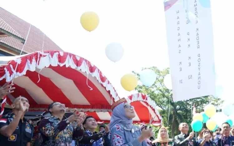 Pj Wali Kota Palangka Raya Hadiri Peringatan Harganas ke-31 dan Hari Kesatuan Gerak PKK