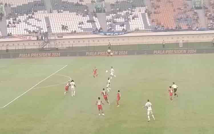 Suasana pertandingan Borneo FC kontra PSM Makassar di Grup A Piala Presiden 2024 di Stadion Si Jalak Harupat, Kabupaten Bandung, Kamis (25/7/2024). Laga berkesudahan dengan skor imbang 1-1. (ANTARA/Aldi Sultan)