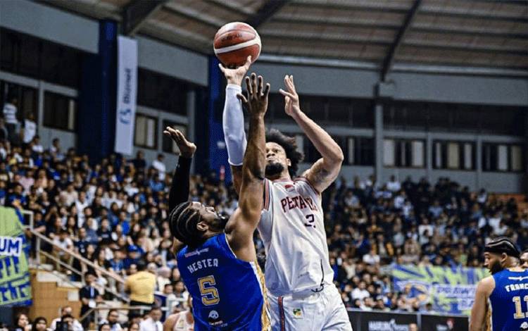 Kalahkan Prawira, Pelita Jaya Satu Langkah Menuju Final IBL 2024
