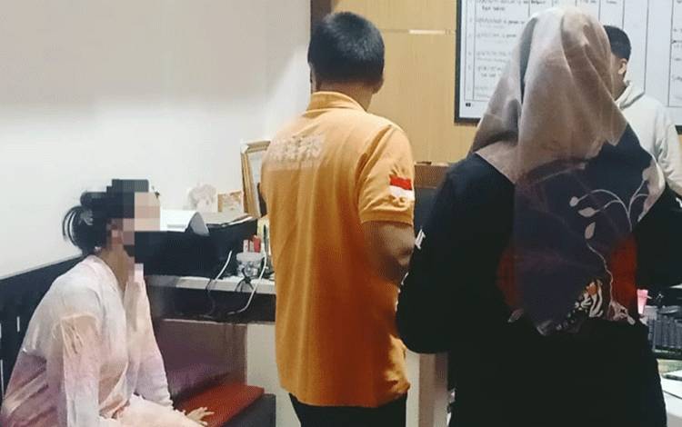Perempuan di Kapuas Ditangkap Karena Sering Live di Medsos Tanpa Busana