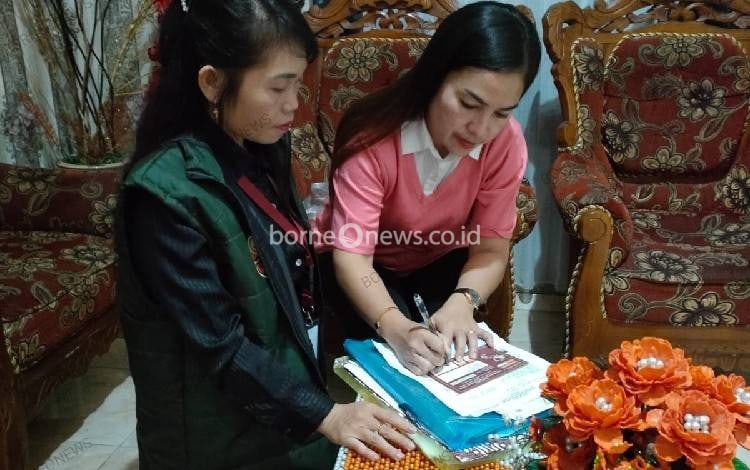 Anggota DPRD Gunung Mas Elvi Esie saat dicoklit oleh petugas pantarlih. (FOTO: IST)
