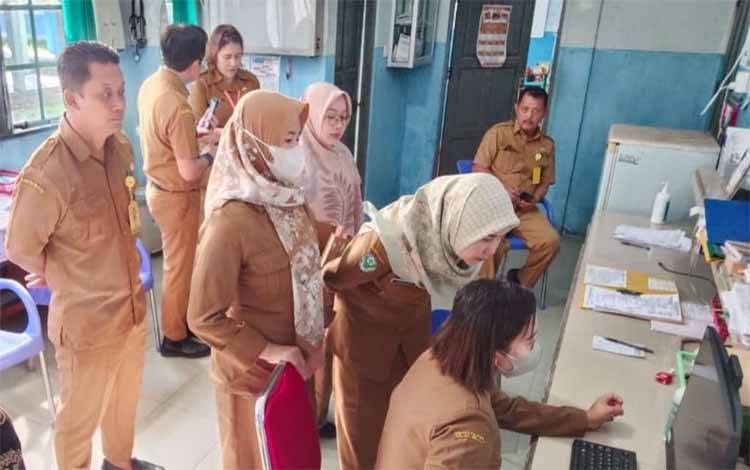 Manajemen RSUD Kapuas saat monev rekam medik elektronik ke ruang rawat inap RSUD setempat. (FOTO: IST)