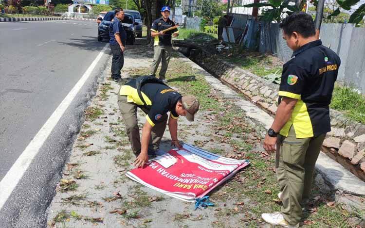 Satpol PP Palangka Raya Amankan 200 Spanduk dan Baliho Habis Masa Berlaku Izinnya