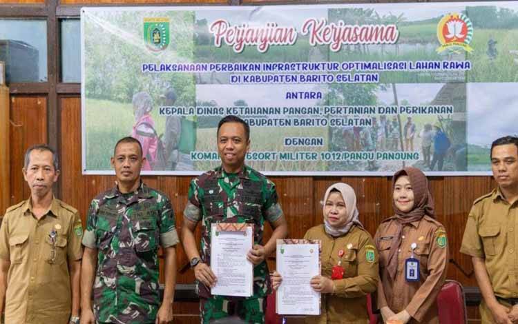 DKPPP Barito Selatan dan Kodim Buntok Kembali Tandatangani PKS Oplah Terakhir di Desa Teluk Sampudau