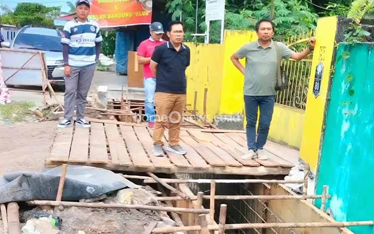 Plt Kepala Dinas PUPR Kota Palangka Raya Cek Pembangunan Drainase Kawasan Prioritas Rajawali