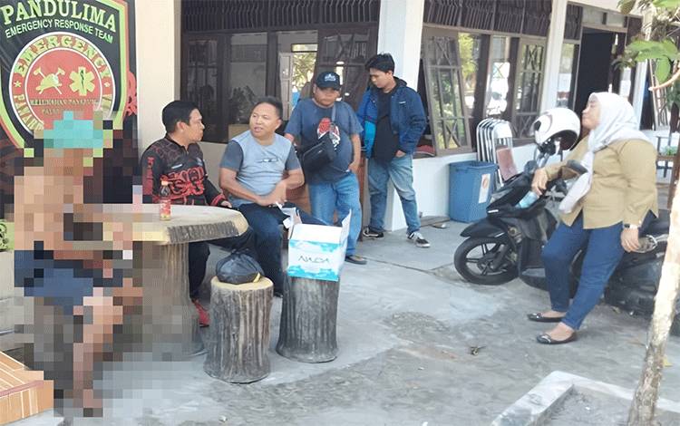Satlinmas Kelurahan Panarung Evakuasi ODGJ Tanpa Identitas