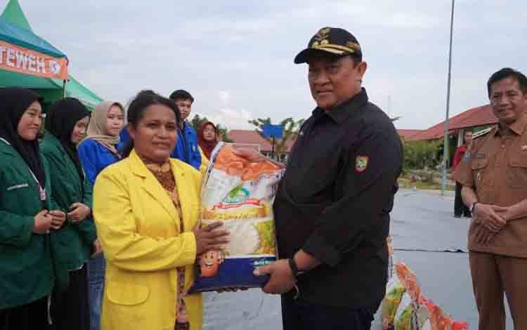 Wagub Kalteng Serahkan 1.500 Paket Sembako ke Mahasiswa Kotawaringin Barat