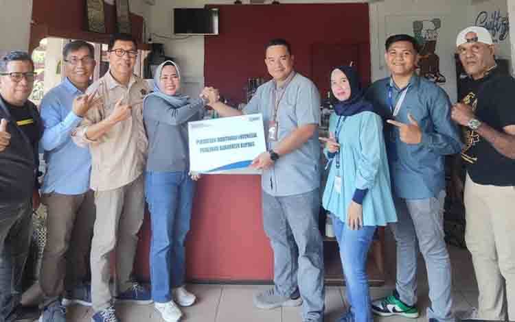Menuju Porwanas Kalsel, PWI Kapuas Terima Bantuan Seragam Olahraga