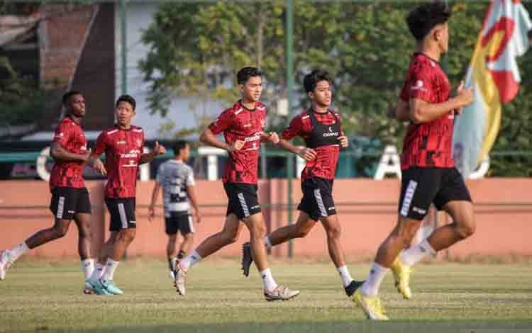Pemain Timnas Indonesia U-19 Welber Jardim (tengah) saat mengikuti latihan jelang pertandingan semifinal ASEAN U-19 Boys Championship atau AFF U-19 di Lapangan THOR, Surabaya, Jawa Timur, Jumat (26/7/2024), menjelang bertemu Malaysia U-19 dalam semifinal ASEAN U-19 Boys Championship atau AFF U-19 di Stadion Gelora Bung Tomo pada Sabtu (27/72024). (ANTARA FOTO/Rizal Hanafi)