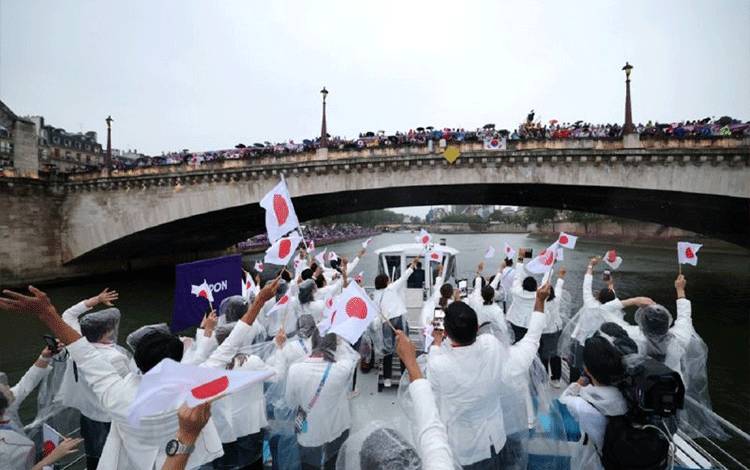 Parade Atlet Olimpiade Paris Diguyur Hujan Deras