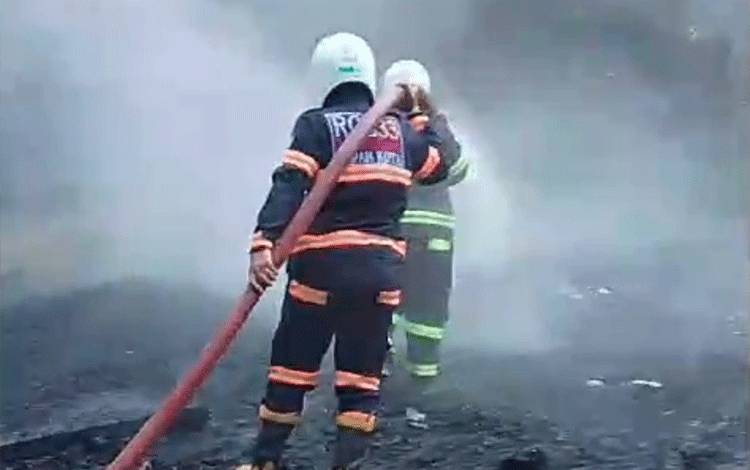 Sejumlah Relawan dari Bartim Bantu Padamkan Kebakaran Rumah di Barsel