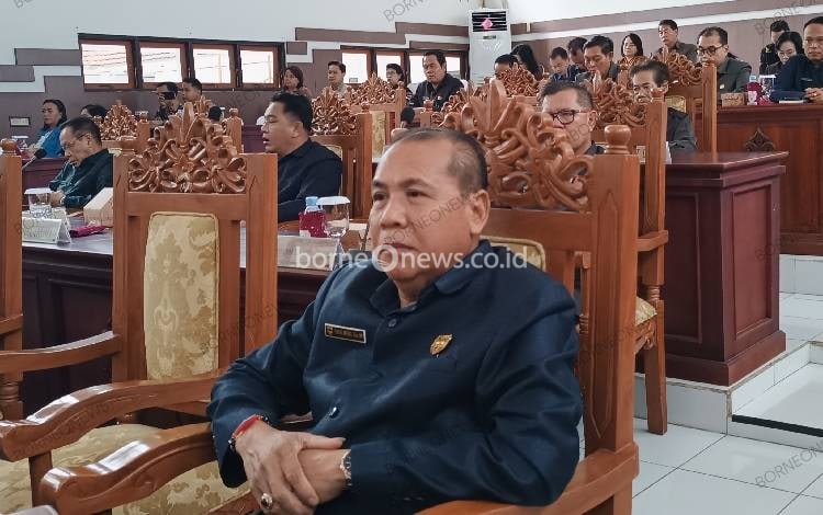 Libatkan Anak saat Proses Pemasangan Bendera Merah Putih untuk Tanam Nasionalisme Sejak Dini