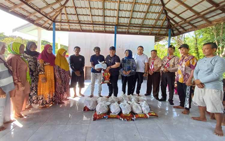 Masyarakat Desa Ujung Pandaran Bersyukur Terima Bantuan Sembako saat Musim Gelombang