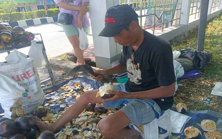 Penjual Musiman Buah Lontar Raup Rp 2 Juta Sehari