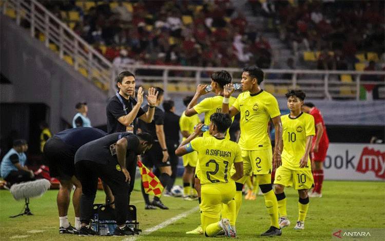 Pelatih Timnas Malaysia U-19 Juan Torres Garrido (ketiga kiri) memberikan penjelasan kepada pemainnya saat laga semifinal ASEAN U-19 Boys Championship di Stadion GBT Surabaya, Sabtu (27/7/2024) malam. ANTARA FOTO/Rizal Hanafi
