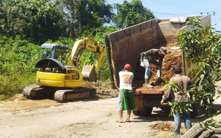 Bosan Menunggu Pemerintah Daerah, Warga Desa Magantis Swadaya Timbun Jalan Berlubang