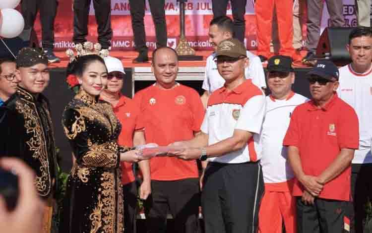 Pemprov Kalteng Bagikan 49 Ribu Bendra Merah Putih Jelang HUT RI 79