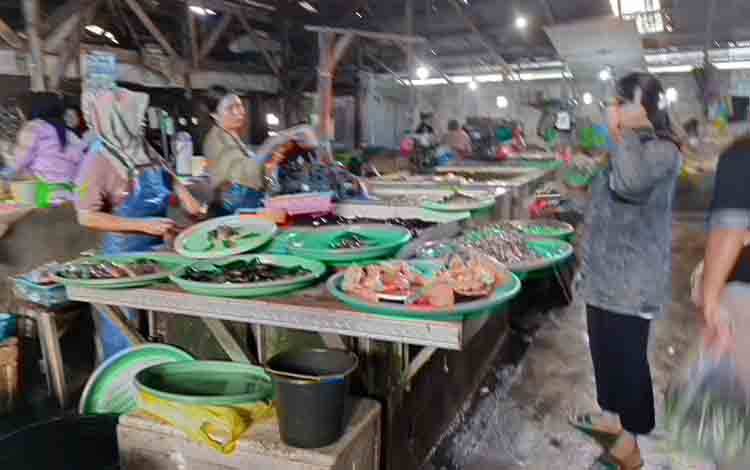Pedagang ikan di Pasar Rajawali, Kota Palangka Raya.(FOTO: TESTI PRISCILLA)