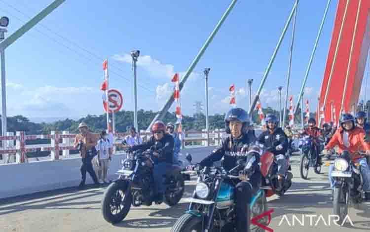 Presiden Motoran Bareng Raffi Ahmad hingga Basuki Susuri Jalan Tol IKN