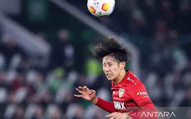 Bek Jepang Hiroki Ito resmi bergabung dengan Bayern Muenchen dari VFB Stuttgart, Jumat (14/6/2024). ANTARA/AFP/Ronny Hartmann/am.