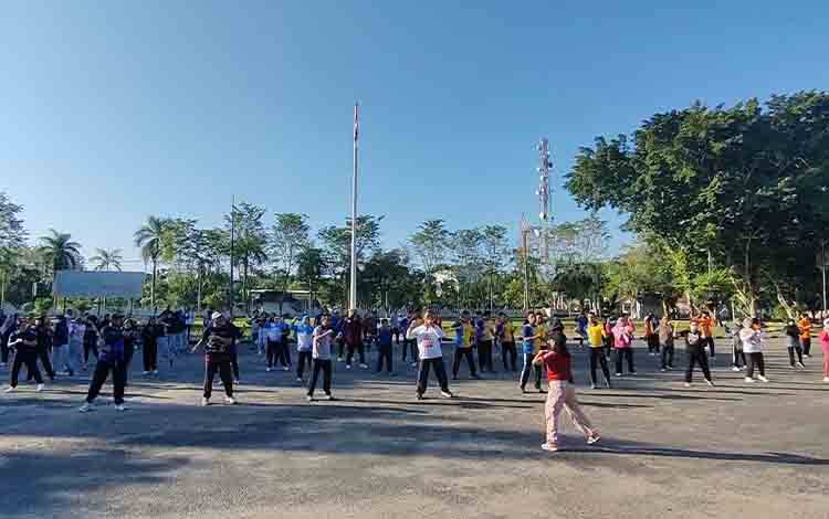 Jajaran ASN Pemkab Kapuas saat ikuti senam bersama, bertempat di halaman kantor Bupati Kapuas. (FOTO: IST)