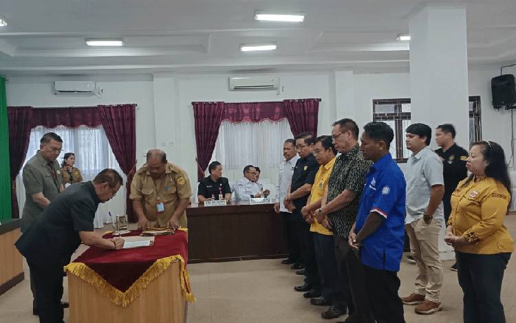 Pemkab Gunung Mas Serahkan Bantuan Keuangan kepada 9 Parpol