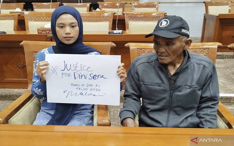 Ayah Dini Sera, Ujang Suherman (kanan) bersama adik Dini Sera, Alfika Risma (kiri) mendatangi DPR RI, Jakarta, Senin (29/7/2024). ANTARA/Bagus Ahmad Rizaldi.