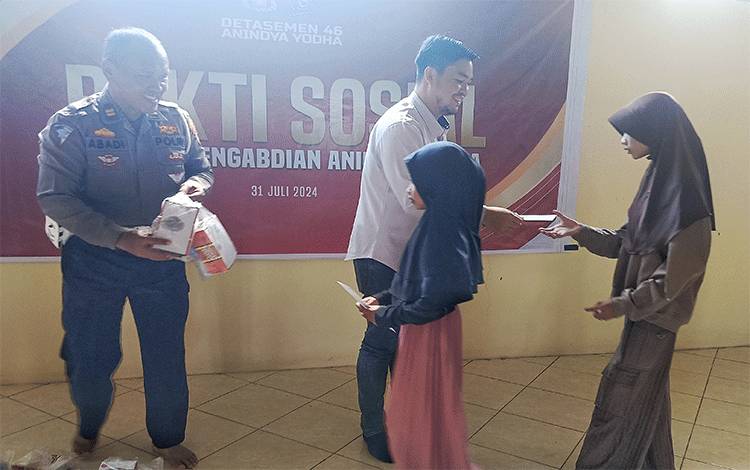 Kasatintelkam Polres Barito Timur Erik Andersen (baju putih), saat menyerahkan bantuan untuk anak-anak asuh Polres Barito Timur, Senin, 29 Juli 2024. (FOTO: BOLE MALO)