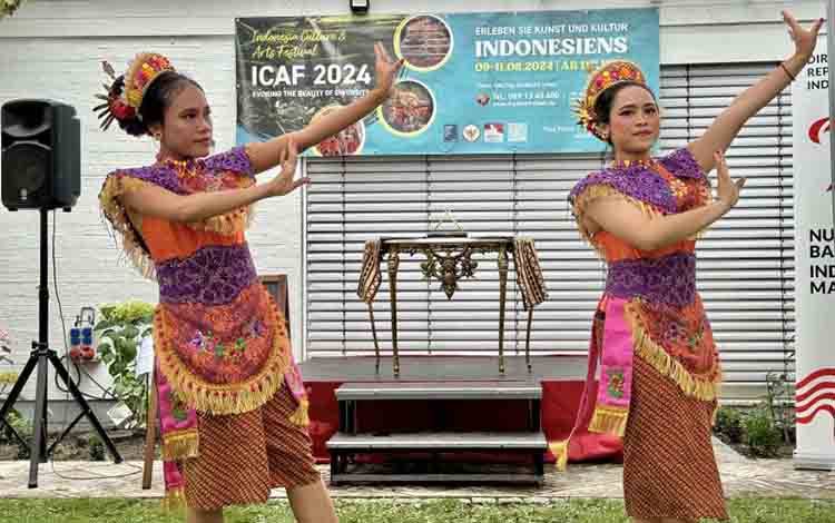 Kirab bendera dan pertunjukan tari-tarian tradisional Indonesia menyemarakkan pembukaan (kick-off) gelaran Indonesia Culture and Arts Festival (ICAF) 2024 di Wisma Indonesia Frankfurt, Sabtu (27/7). (ANTARA/HO/Bidpensosbud KJRI Frankfurt)